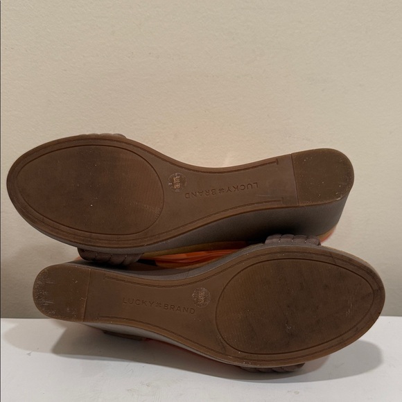 Like NEW - Lucky Brand Taupe Leather 2-3/4” Wedge Heel Sandals (sz 7) - Picture 5 of 7